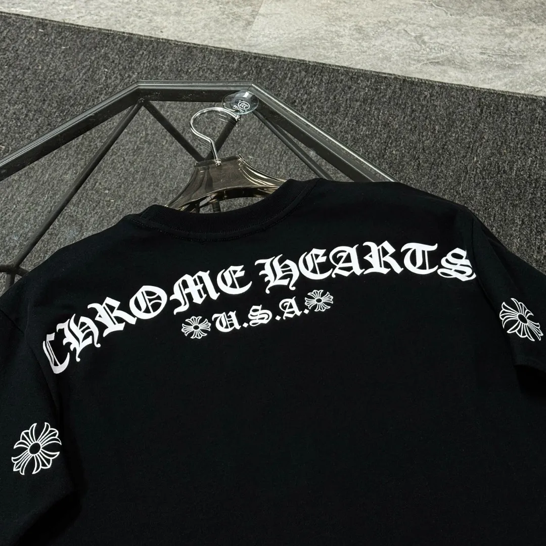 P170 Chrome Hearts 25 high-end versions. The fabric is made of 300 grams of high-density pure cotton. It does not deform or shrink. It has three labels. It is the same style for men and women. Technology: suede foaming + digital printing. Color: white, black. SIZE: S-XL.